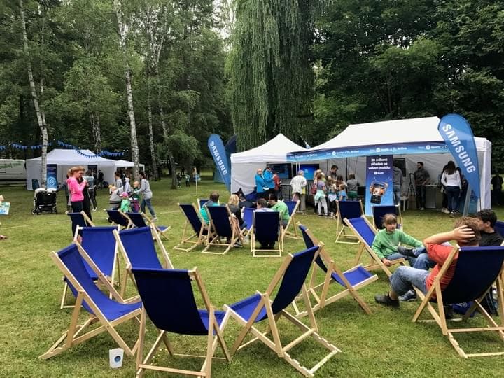 Plážové lehátka u vody